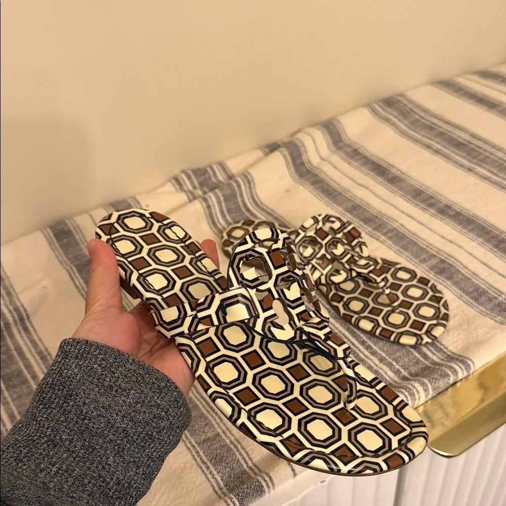 Tory burch Miller Patent Printed Sandal. Size 6 - Picture 3 of 9